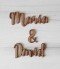 Dos nombres y símbolo & de madera