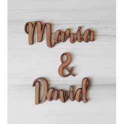 Dos nombres y símbolo & de madera