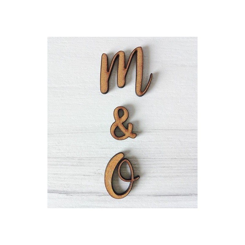 Dos iniciales y símbolo & de madera