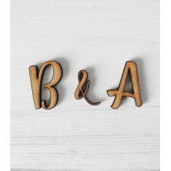 Dos iniciales y símbolo & de madera